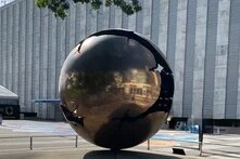Kugel vor dem Gebäude des Sicherheitsrates der Vereinten Nationen in New York