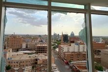 Ein Blick aus dem Zentrum von Khartum, Sudan, zeigt die Schäden an Ministerien, staatlichen Einrichtungen und großen öffentlichen und privaten Unternehmen nach 23 Monaten intensiver Kämpfe am 14. Juli 2025. Blick einem kaputten Fenster auf das zerstörte Zentrum von Khartum, Sudan.