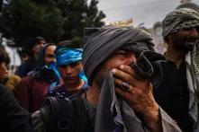 Kabul flughafen- Der Krieg in Afghanistan - entsetzte Männer am Flughafen