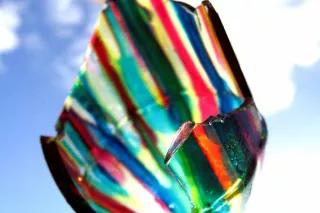 Zerbrochene Flasche in Regenbogenfarben