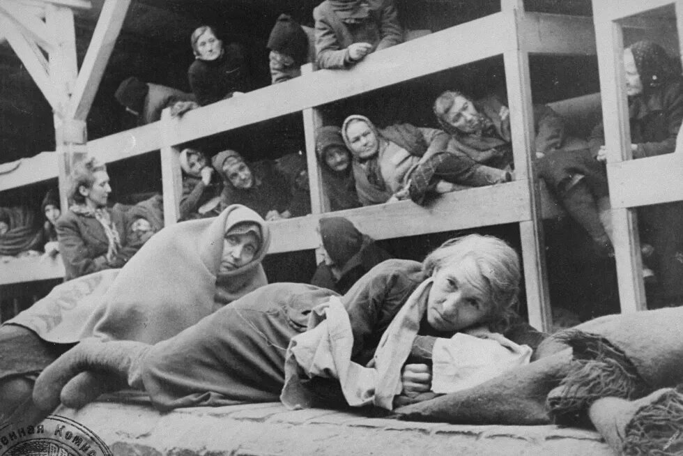 FOTOGRAFIE AUS EINEM SOWJETFILM über die Befreiung von Auschwitz, aufgenommen von der Filmeinheit der Ersten Ukrainischen Front.