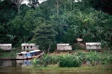 Hütten am Fluss im Amazonasgebiet