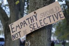 Pappschild an einen Baum befestigt mit der Aufschrift "Empathie darf nicht selektiv sein". Demonstration in Berlin am 4. November 2023, organisiert von palästinensischen und jüdischen Gruppen. 