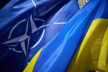 Foto: NATO-Flagge und Ukraine-Flagge eng nebeneinander.