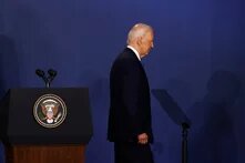 Foto: US-Präsident Joe Biden geht von einem Rednerpult weg, auf dem das Siegel des Präsidenten der Vereinigten Staaten zu sehen ist.
