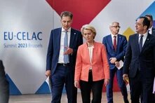 GPT  Foto: Im Vordergrund sind EU-Kommissionspräsidentin Ursula von der Leyen und Belgiens Premierminister Alexander De Croo im Gespräch. Dahinter stehen Bulgariens Premierminister Nikolai Denkov und Zyperns Präsident Nikos Christodoulidis.