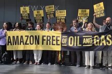 Demonstrierende gegen fossile Ausbeutung des Planeten  amazon-free-of-gas-and-oil-protest-in-bonn