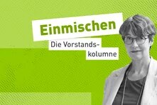 Vorstand der Heinrich-Böll-Stiftung Imme Scholz auf grünem Hintergrund mit dem Schriftzug "Einmischen - die Vorstandskolumne"