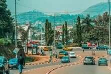 Blick auf eine talwärts verlaufende Straße in Yaoundé, Kamerun.