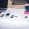 Mehrere Laptops und Smartphones auf einem Tisch