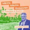 Adam Tooze hält ein Mikrofon, im Hintergrund ein gerodeter Wald mit Baumstämmen und Maschinen. Text: "Märkte, Mächte, Emissionen #6: Kolumbien & Brasilien".