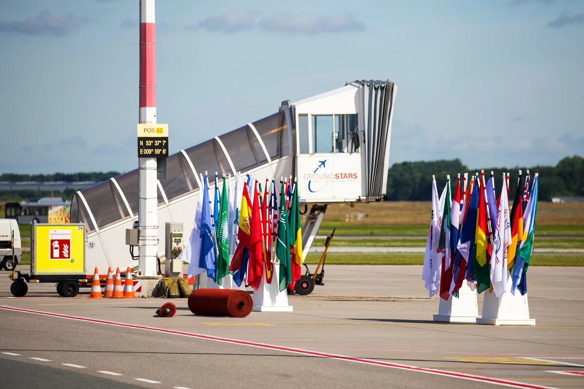 Fahnen der G20 Länder stehen zur Ankunft der Staats- und Regierungschefs am Hamburger Flughafen