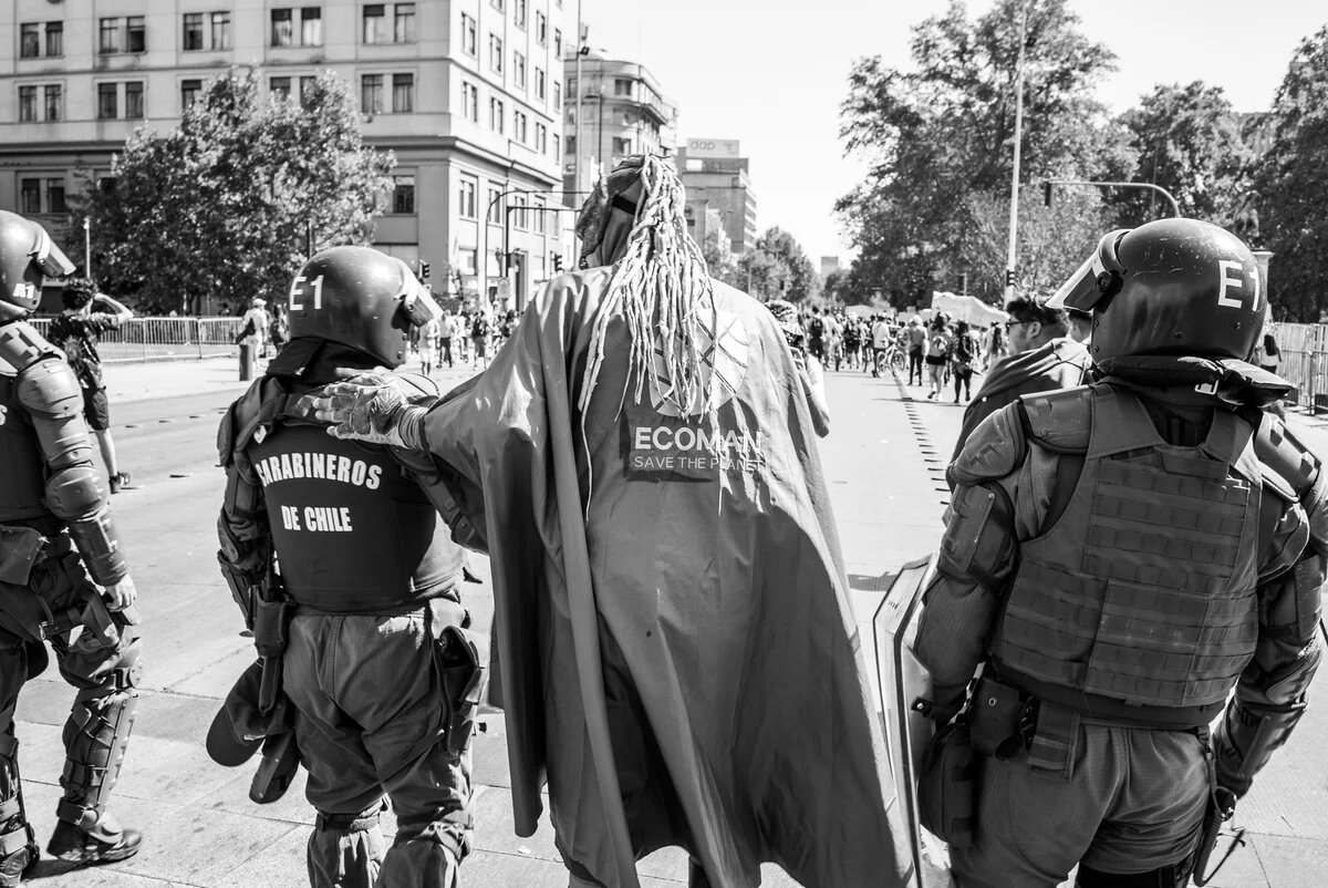 Das Bild zeigt Polizisten und einen Demonstrant