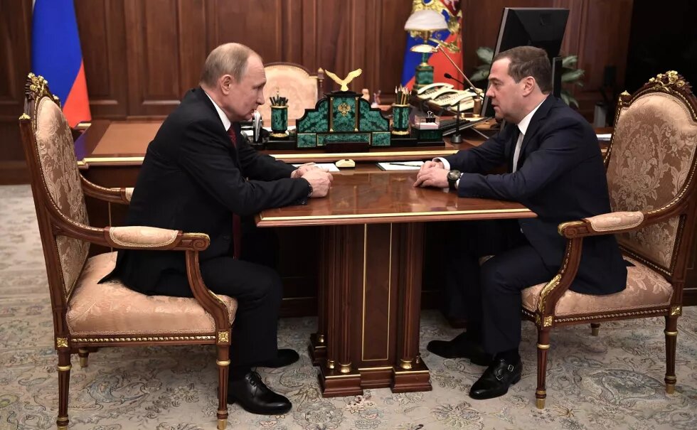 Vladimir Putin und Dmitry Medvedev an einem Tisch