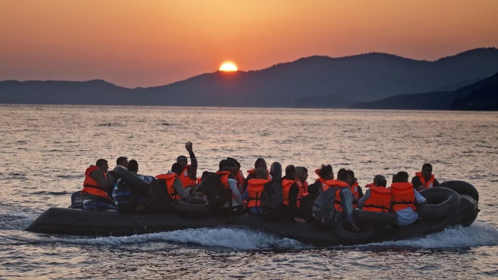 Archivbild 2015: Geflüchtete auf einem Boot vor der griechischen Küste