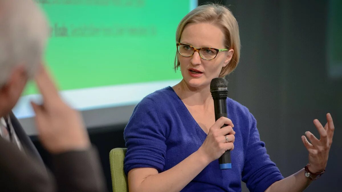 Bild von Franziska Brantner auf einer Podiumsdiskussion