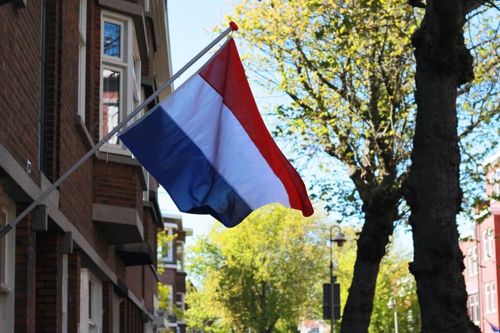 Flagge der Niederlande an eienm Haus