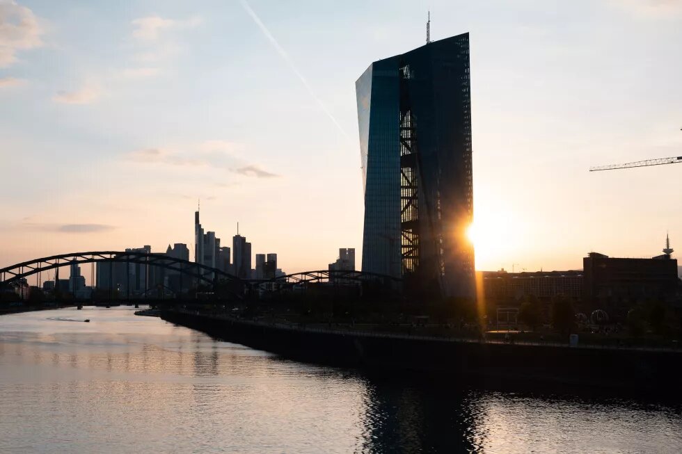 Silhouette des Hauses der Europäischen Zentralbank, dahinter die untergehende Sonne
