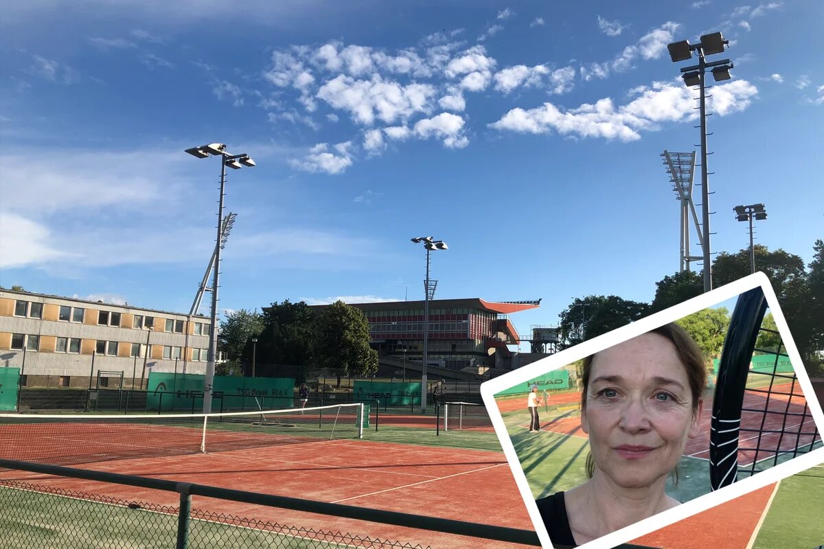 Tennisplatz und Bild der Autorin