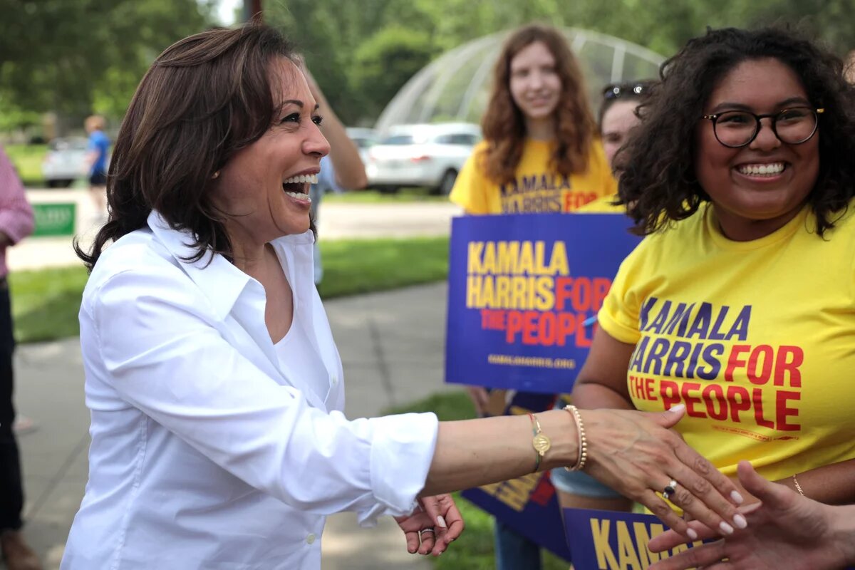 Kamala Harris mit Unterstützerinnen