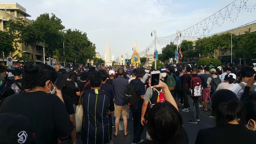 Demonstrierende in Bangkok vor dem Demokratie-Denkmal