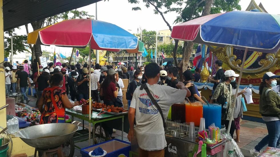 Essensstand am Rand einer Demonstration in Bangkok