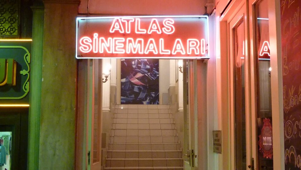 Atlas Sinemalari Eingang in Istanbul Atlas Sinemalari Eingang mit Neonschild in Istanbul