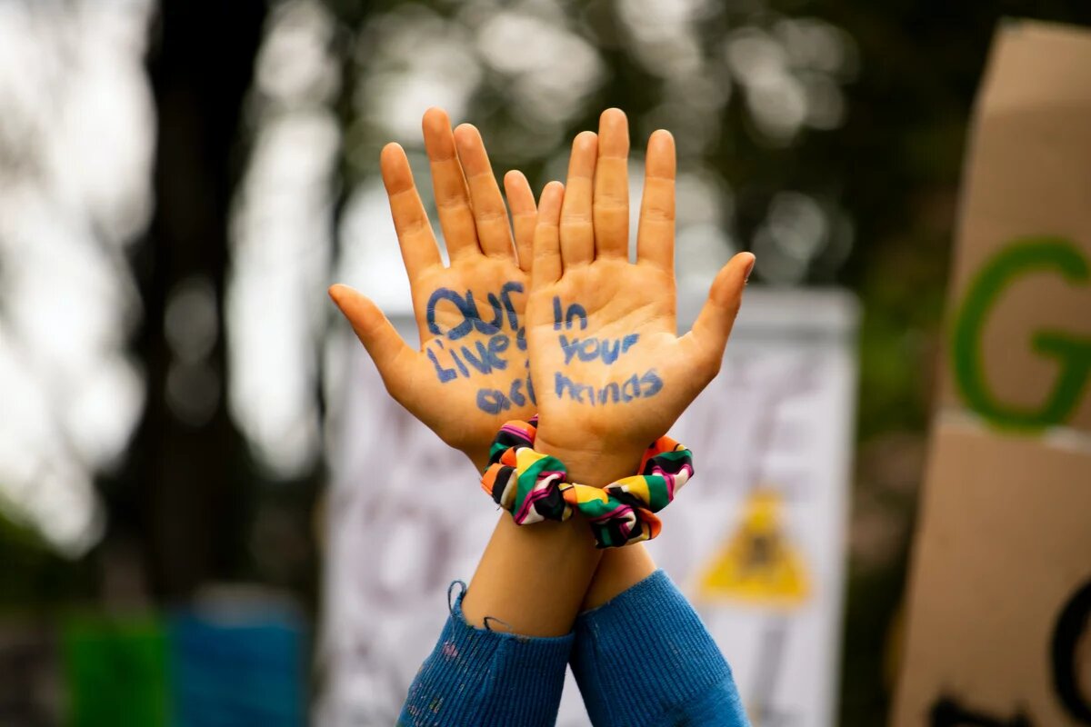 Our lives in your hands Hände mit Aufschrift: Our lives in your hands