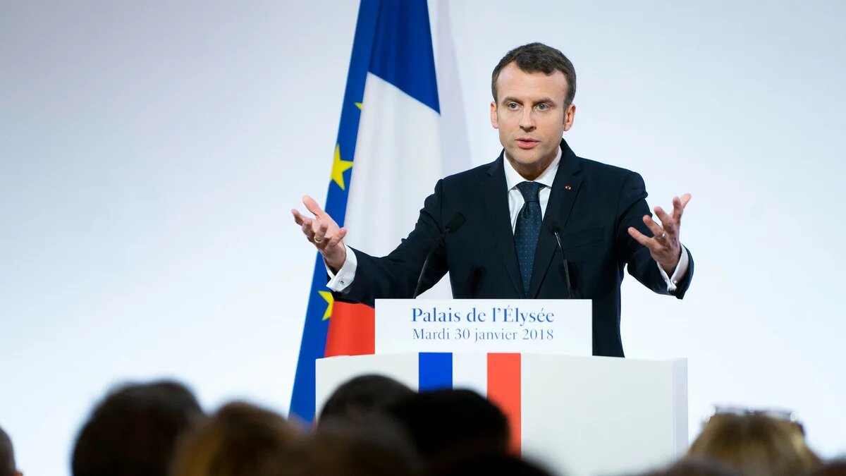 Emmanuel Macron hält eine Rede