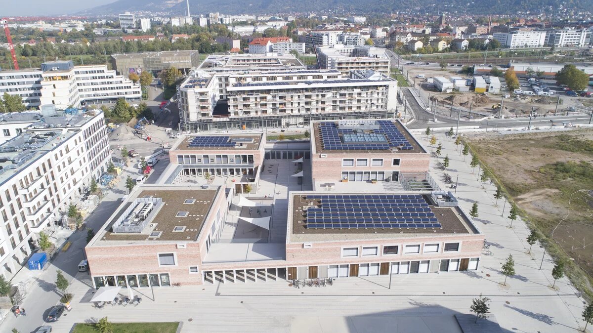 Luftbild vom Bürgerhaus, dem Zentrum der Bahnstadt