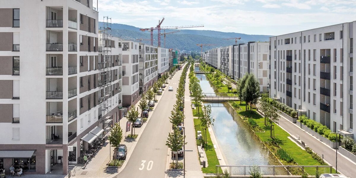 Blick aug eine Straße und ein Kanal, rechts und links Wohnblöcke