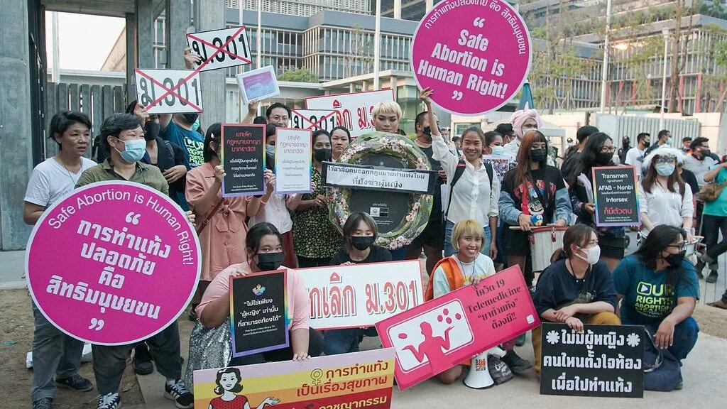 Thailand - Aktivist*innen vor dem Parlament mit vielen Schildern, auf manchen steht "safe abortion is a human right"