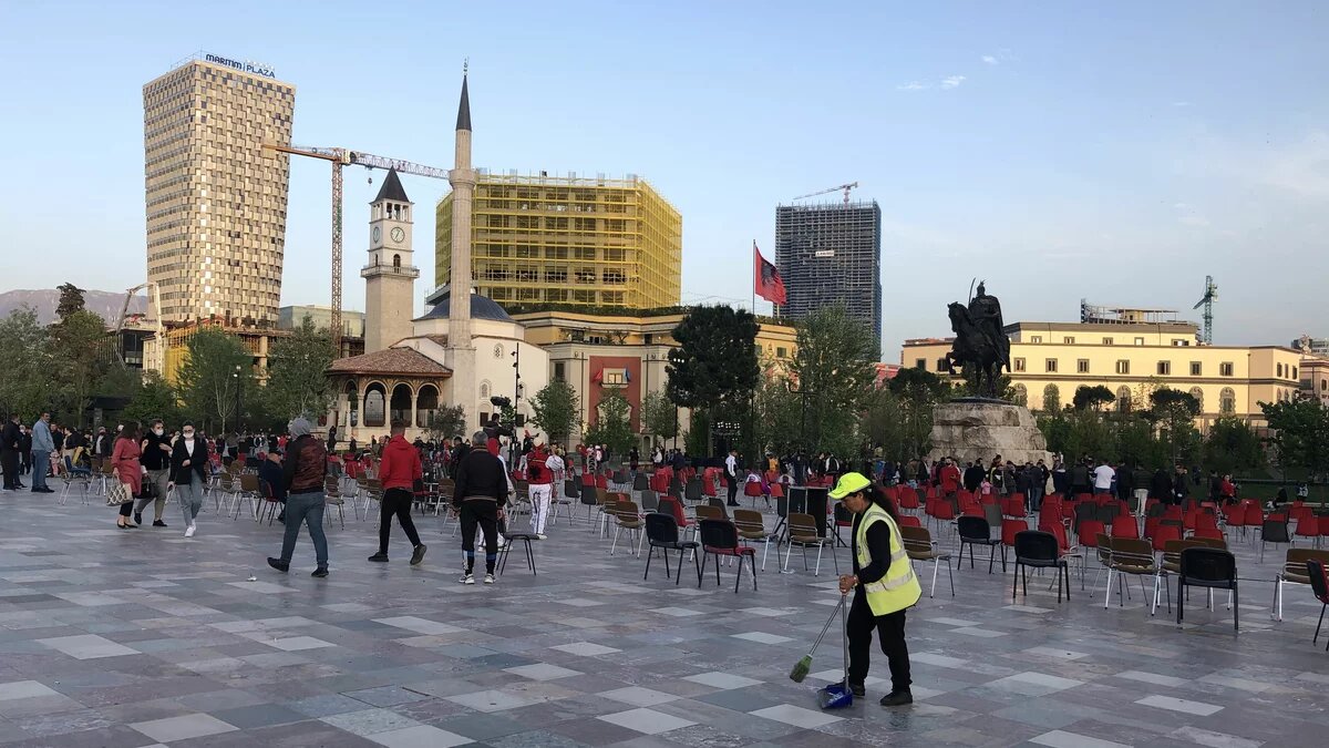 Skenderbegplatz nach der Siegesrede der PS