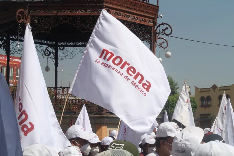 Weiße Fahnen mit der Aufschrift "morena"
