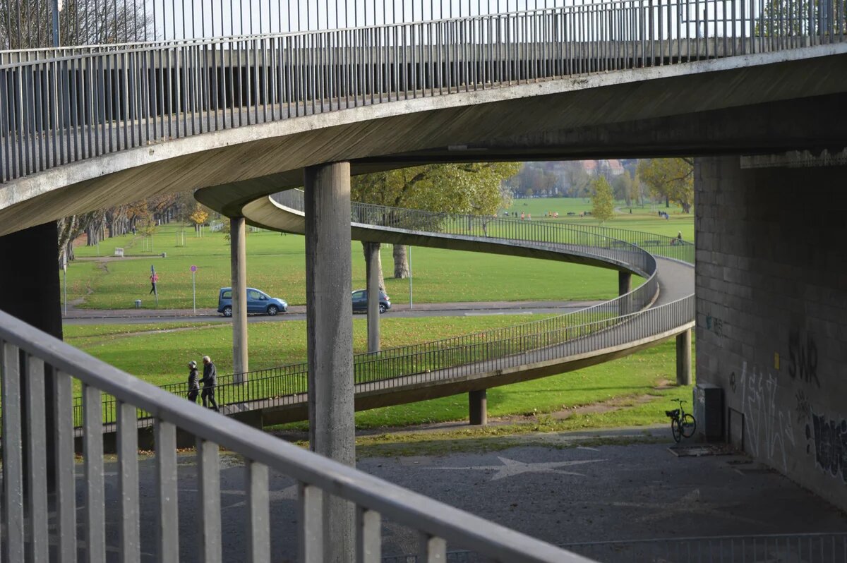 Theodor-Heuss-Brücke in der Nähe des alten türkischen Konsulats in Düsseldorf