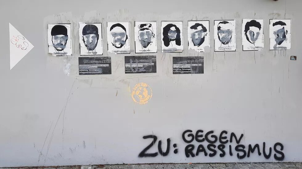 Hauswand in Freiburg mit Bildern zum Anschlag von Hanau