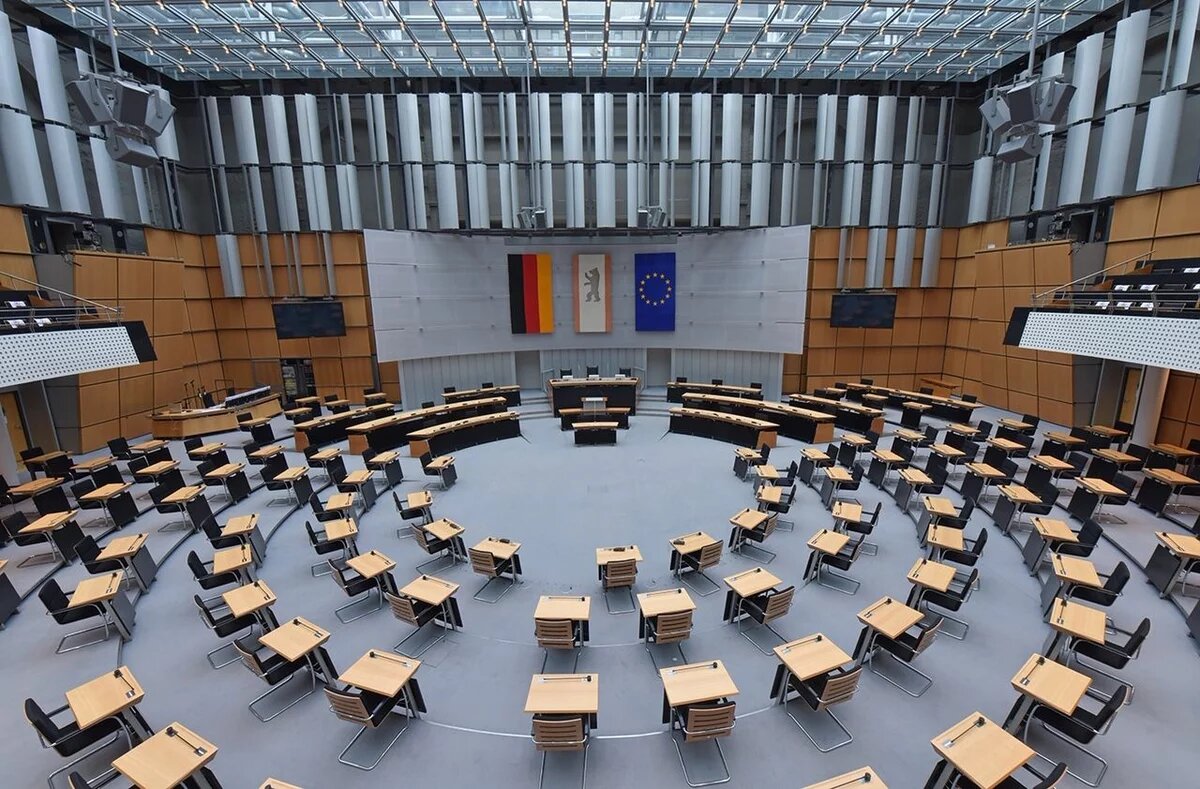 Abgeordnetenhaus von Berlin - Der leere Plenarsaal mit Blick von der Zuschauertribüne