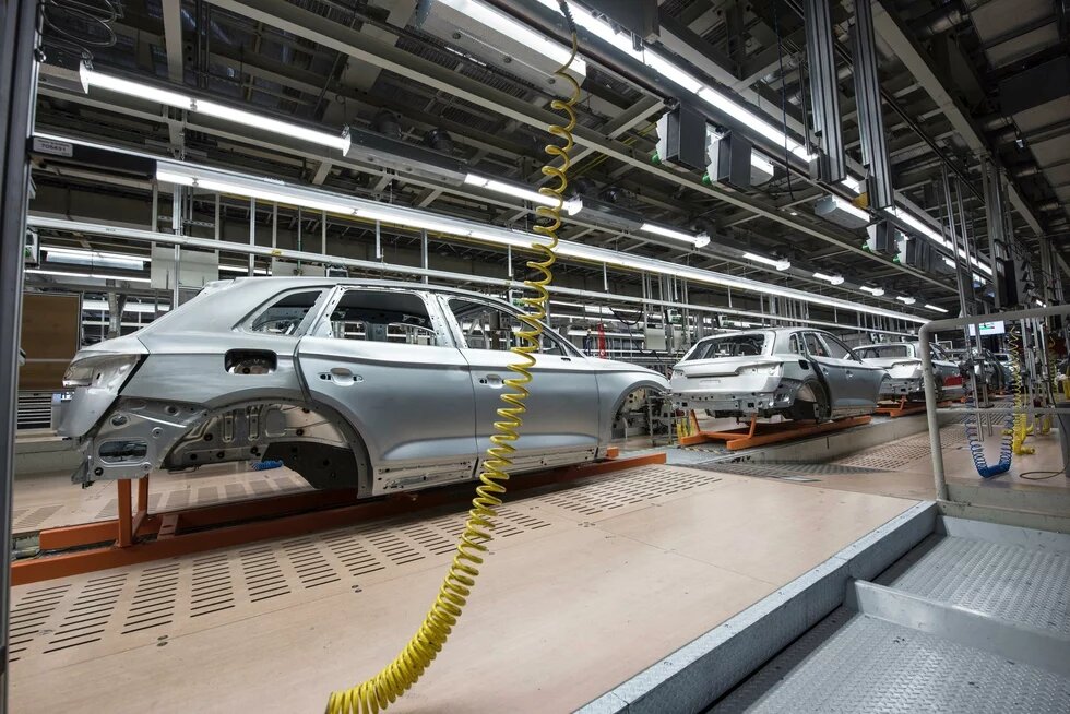 Mehrere Autokarosserien in einer Fabrik stehen in einer Reihe