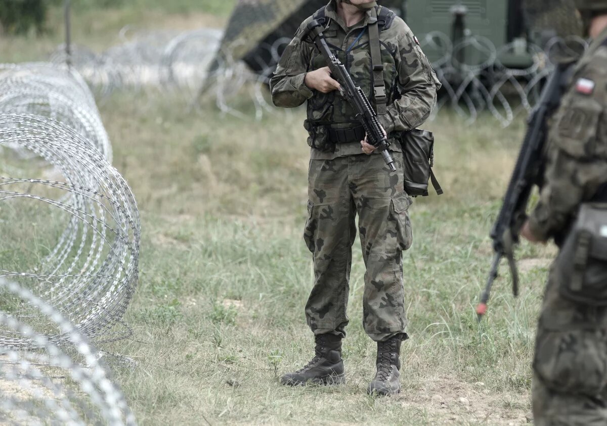 Polen-Soldaten an der Grenze. polnische Soldaten in der Nähe eines Zaunes an der Grenze