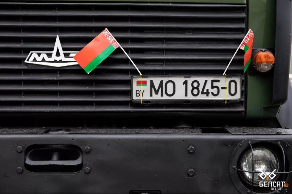 Kühlerhaube LKW mit Nummernschild, staatspatriotisch geschmückt.