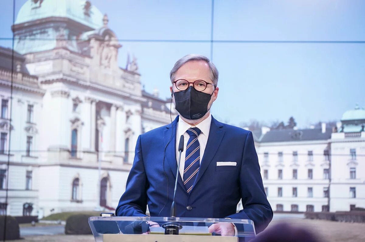 Premierminister Petr Fiala an einem Pult vor seinem Amtssitz