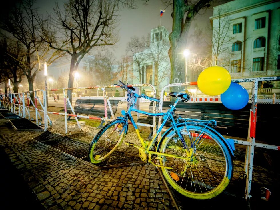 Fahrrad mit Luftballons in den Farben der ukrainischen Flagge