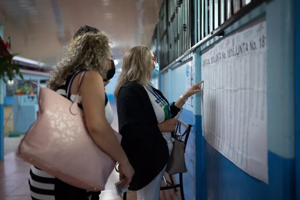 Drei Frauen suchen nach ihrer Registrierungsnummer bei den Wahlen in Costa Rica.