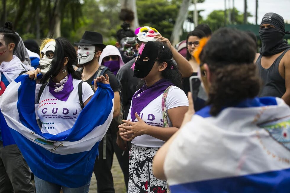 Mit dem »Marsch des Hohns« protestierten Student*innen (2019) in Managua gegen das Ortega-Regime. Masken verhindern die schnelle Identifizierung.