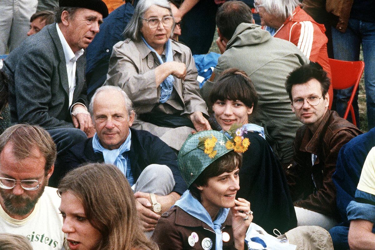 Petra Kelly mit Heinrich Böll bei einer Friedensdemonstration