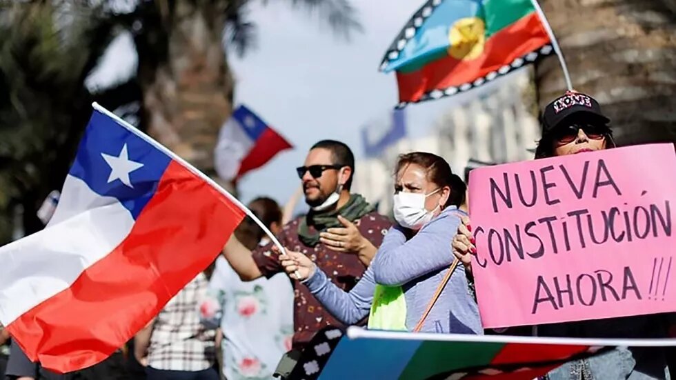 Demo: neben Flagge Plakat mit Aufschrift - Nueva Constitución Ahora