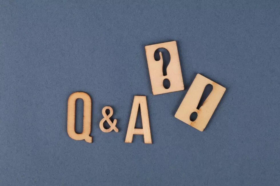 Die Buchstaben Q und A liegen auf blauem Hintergrund