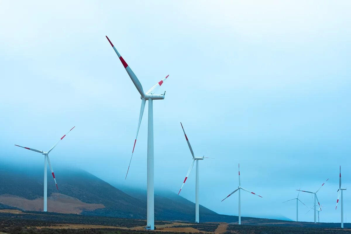 Blick auf Windräder, die in einem Windpark in Chile stehen.