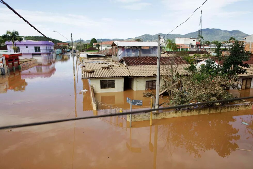 Straßen in einem Vorort von Sao Paulo stehen unter Wasser