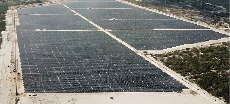 Großes Feld mit Solarplatten in Vietnam